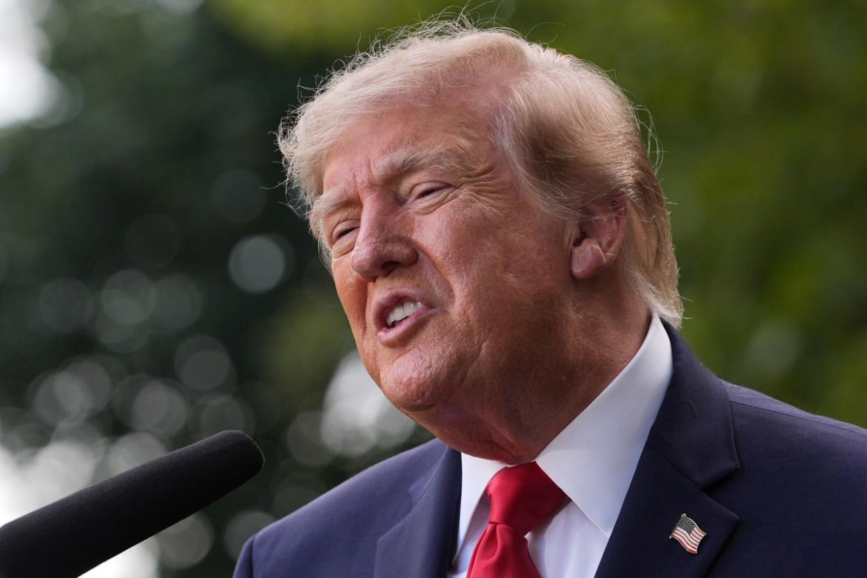 Neobľúbenosť Trumpa medzi voličmi sa blíži ku dnu, s menej než tretinovou podporu podliezol už aj Bidena