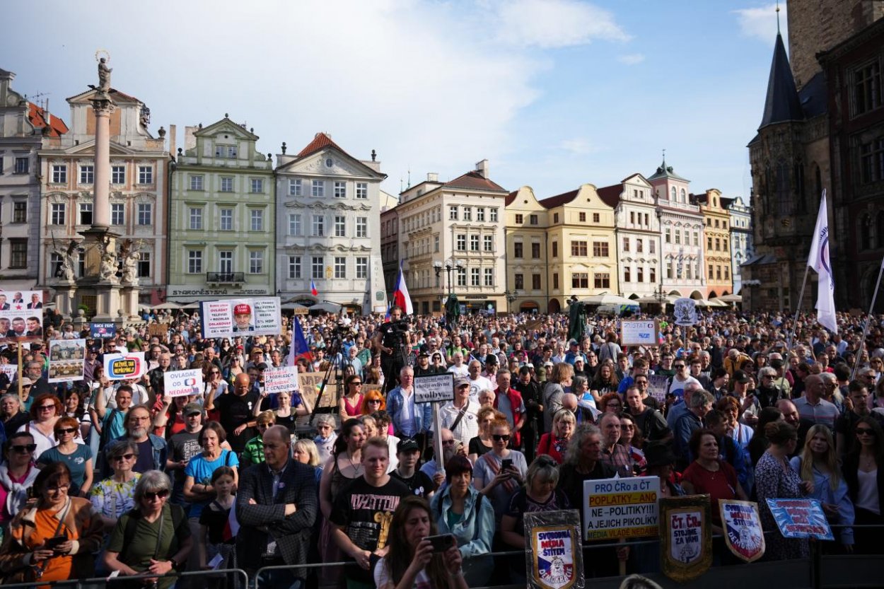V českých krajských mestách ľudia demonštrovali na podporu verejnoprávnych médií