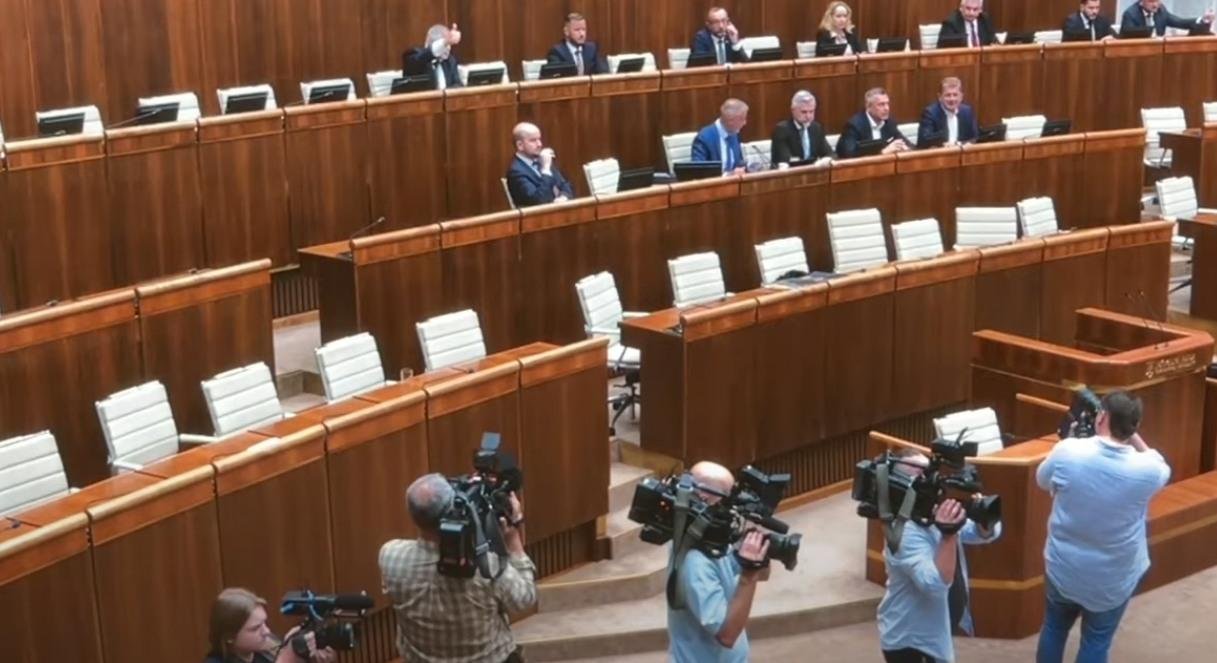 Hlasovanie o zmene ústavy odložili na piatok