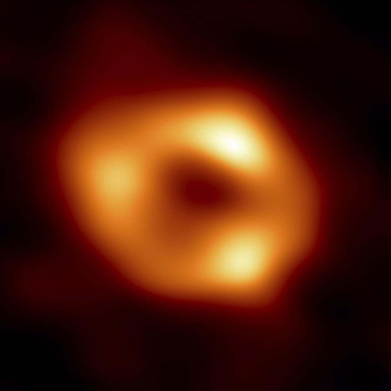 Zverejnili snímku čiernej diery v strede našej galaxie (plus video, ako ju zhotovili)