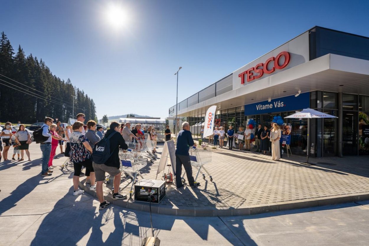 Tesco už 30 rokov mení slovenský maloobchod: Od prvého hypermarketu až po digitálne služby