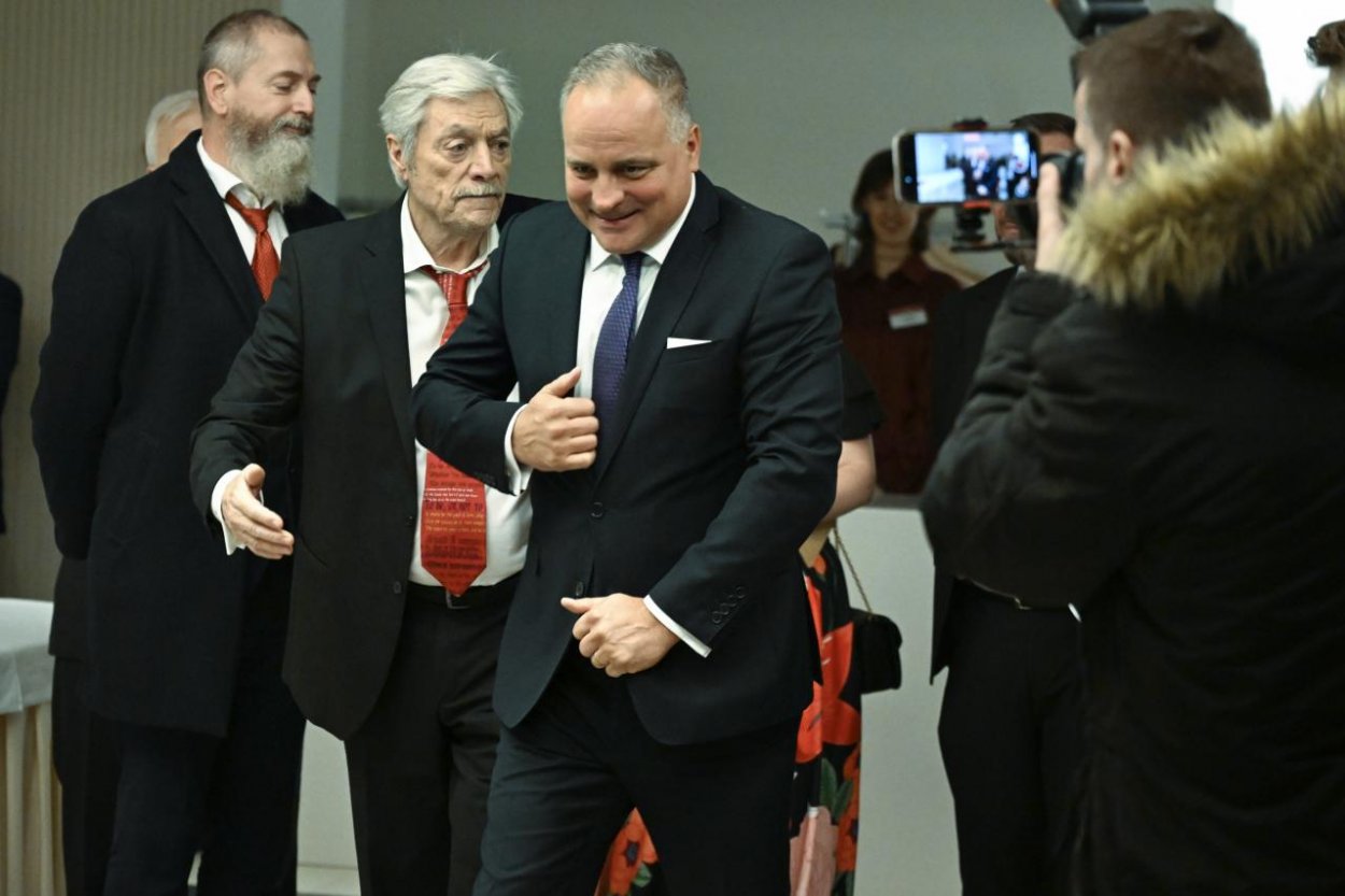 Droba navrhol J. Kukurovi odchod z postu riaditeľa Divadla Aréna