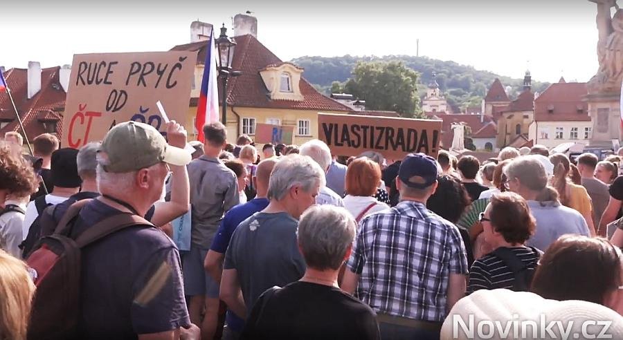 V Prahe ľudia opäť protestujú za verejnoprávne médiá, pôjdu až k úradu vlády