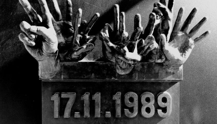 Deň boja za slobodu je po novom pracovným dňom, mnohí si ho aj tak uctia voľnom