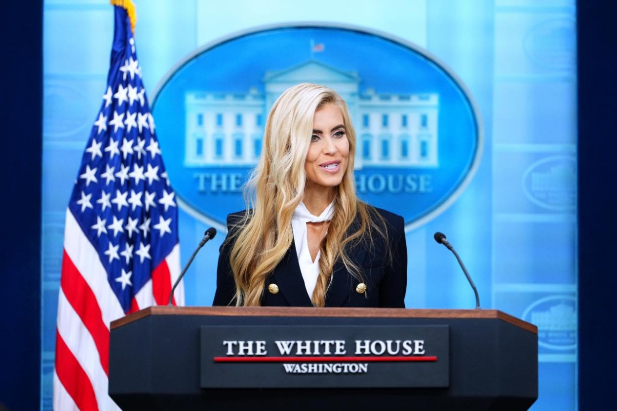 Donald Trump po niekoľkých dňoch odporučil hovorkyni Bieleho domu, aby zvážila odchod