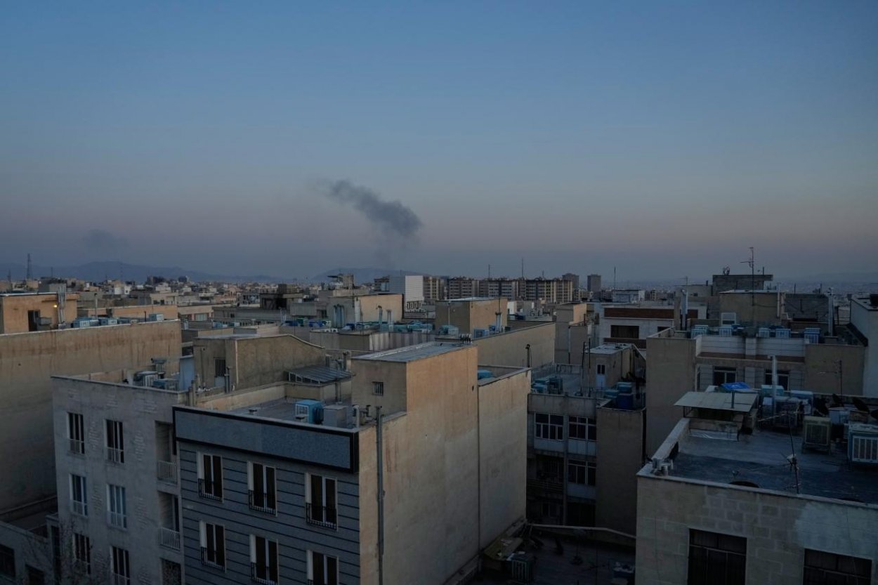 Udalosť dňa: Izrael v novej vlne útokov na Teherán použil 80 stíhačiek, Pezeškiján sa nechce vzdať