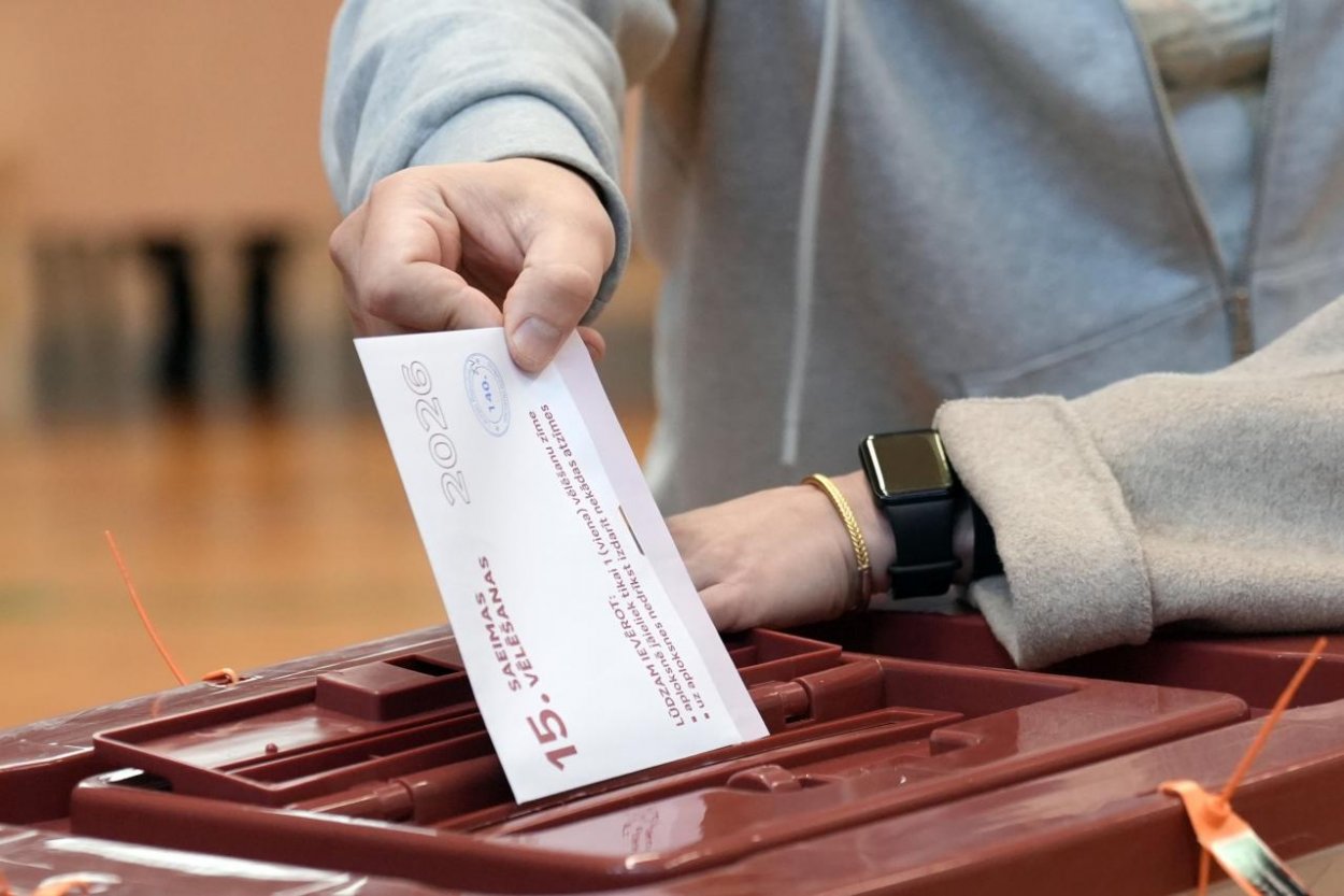 Vo voľbách v Lotyšsku podľa exit pollu vedie Zjednotená kandidátka premiéra