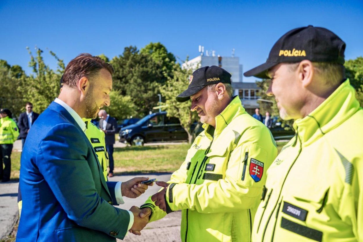 Šutaj Eštok chce zvýšiť policajné platy, Hlas tým podmieňuje prijatie rozpočtu