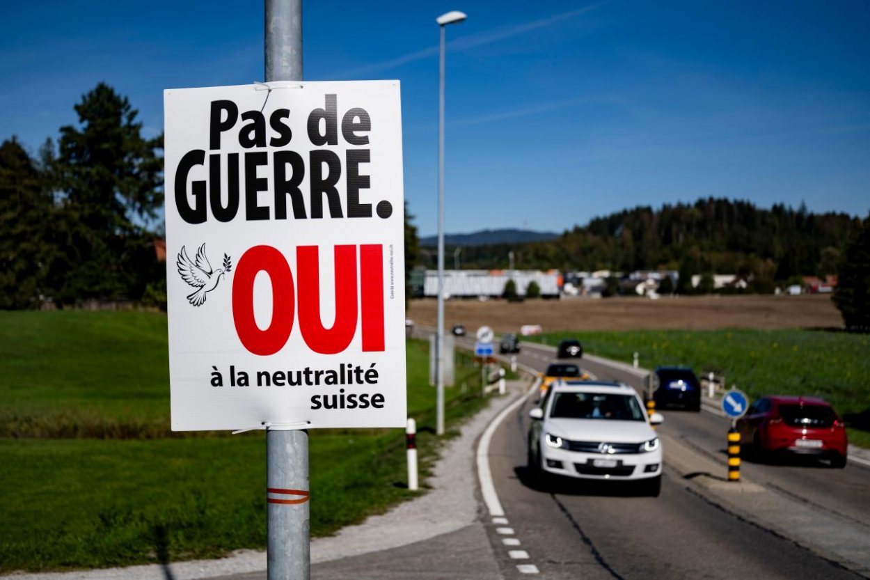 Podľa predbežných prognóz Švajčiari v referende odmietli sprísnenie definície neutrality