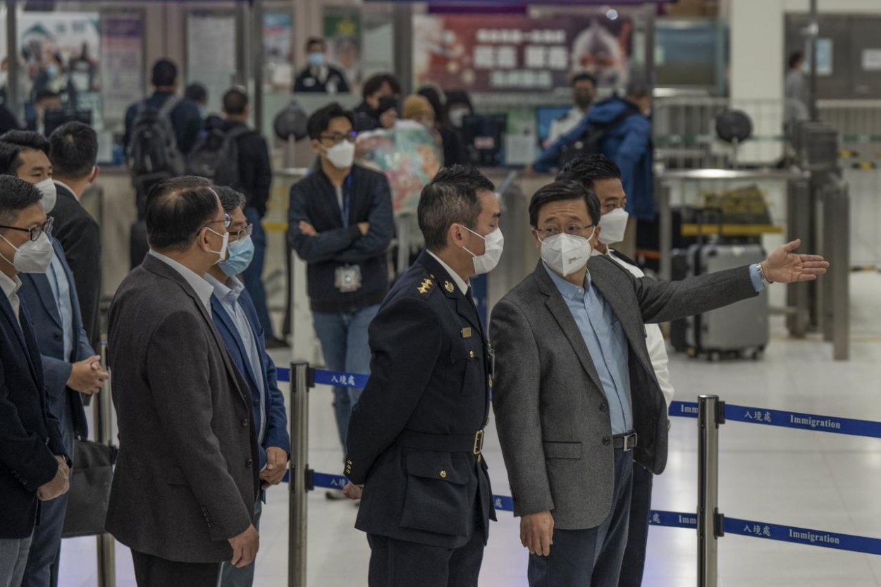 Čína znova otvorila hranice a do krajiny už smerujú tisíce ľudí z Hongkongu