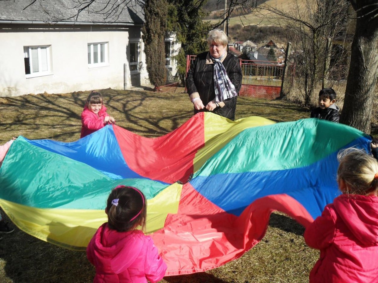 Aj rómske deti si musia nosiť do škôlky hygienické potreby, hovorí riaditeľka školy v Rokycanoch