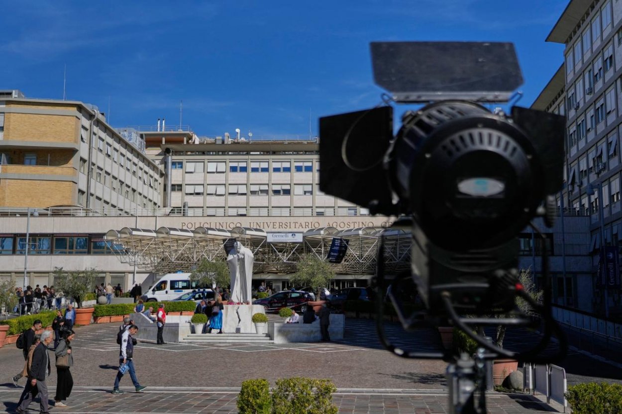 Pápež Lev XIV. po operácii už chodí a prijíma potravu