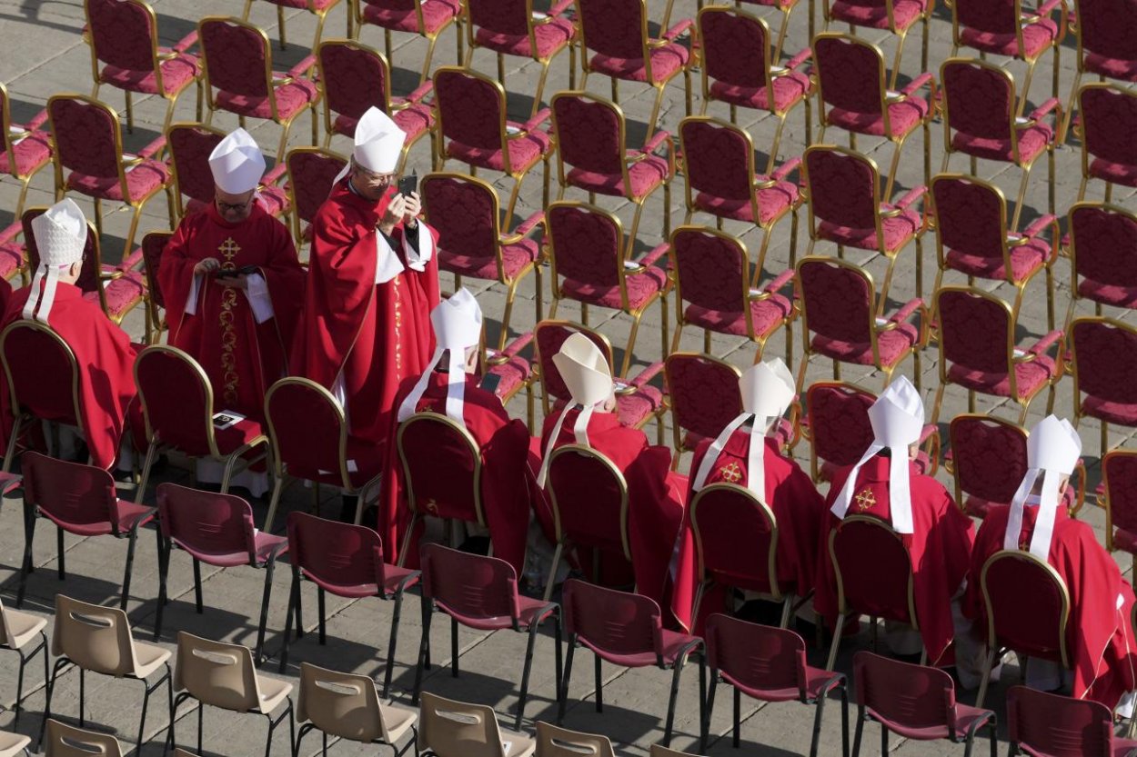 Do zvolenia nového pápeža spravuje cirkev s obmedzeniami kolégium kardinálov