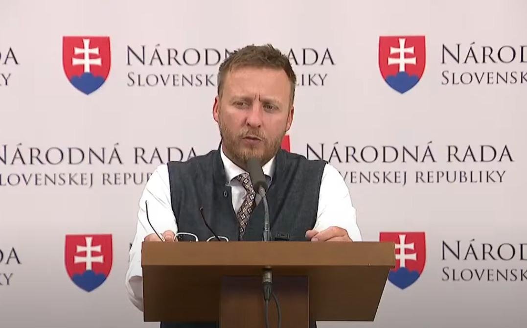 Kotlár nesúhlasí s výsledkami analýzy mRNA vakcín od SAV a vylučuje odchod z funkcie