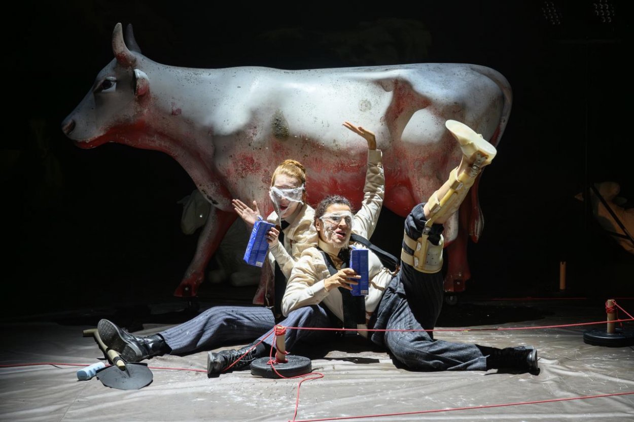 Národ oboril sa na národ, zaznieva z javiska verš Hviezdoslavovho najznámejšieho diela