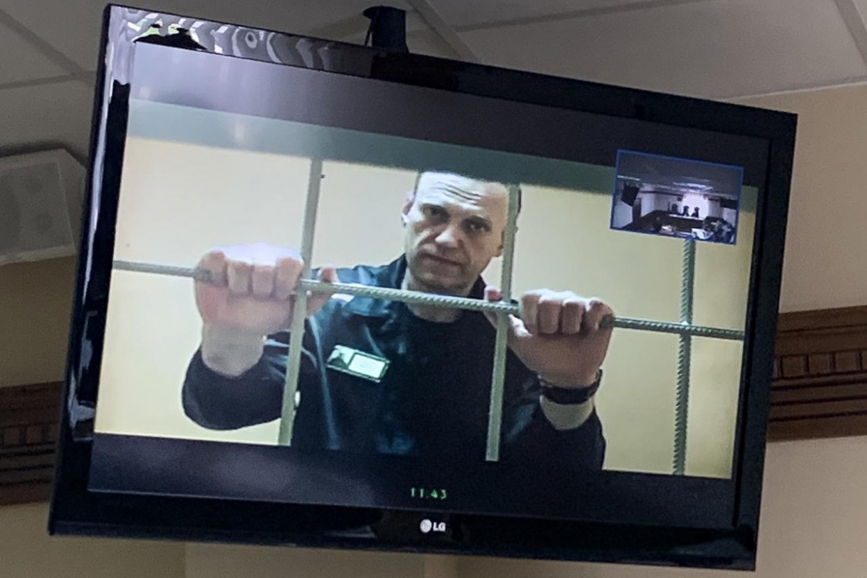 Navaľnyj tvrdí, že vo väzení musí hodiny sedieť pod portrétom Putina