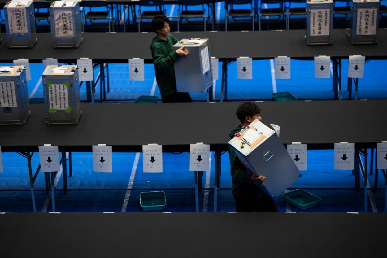 Exit polly po voľbách v Japonsku naznačujú hladké víťazstvo vládnej LDP