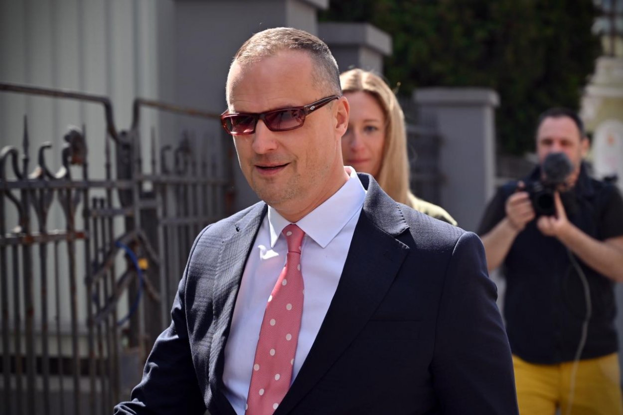 Poradcu premiéra a advokáta Davida Lindtnera samosudca oslobodil spod obžaloby