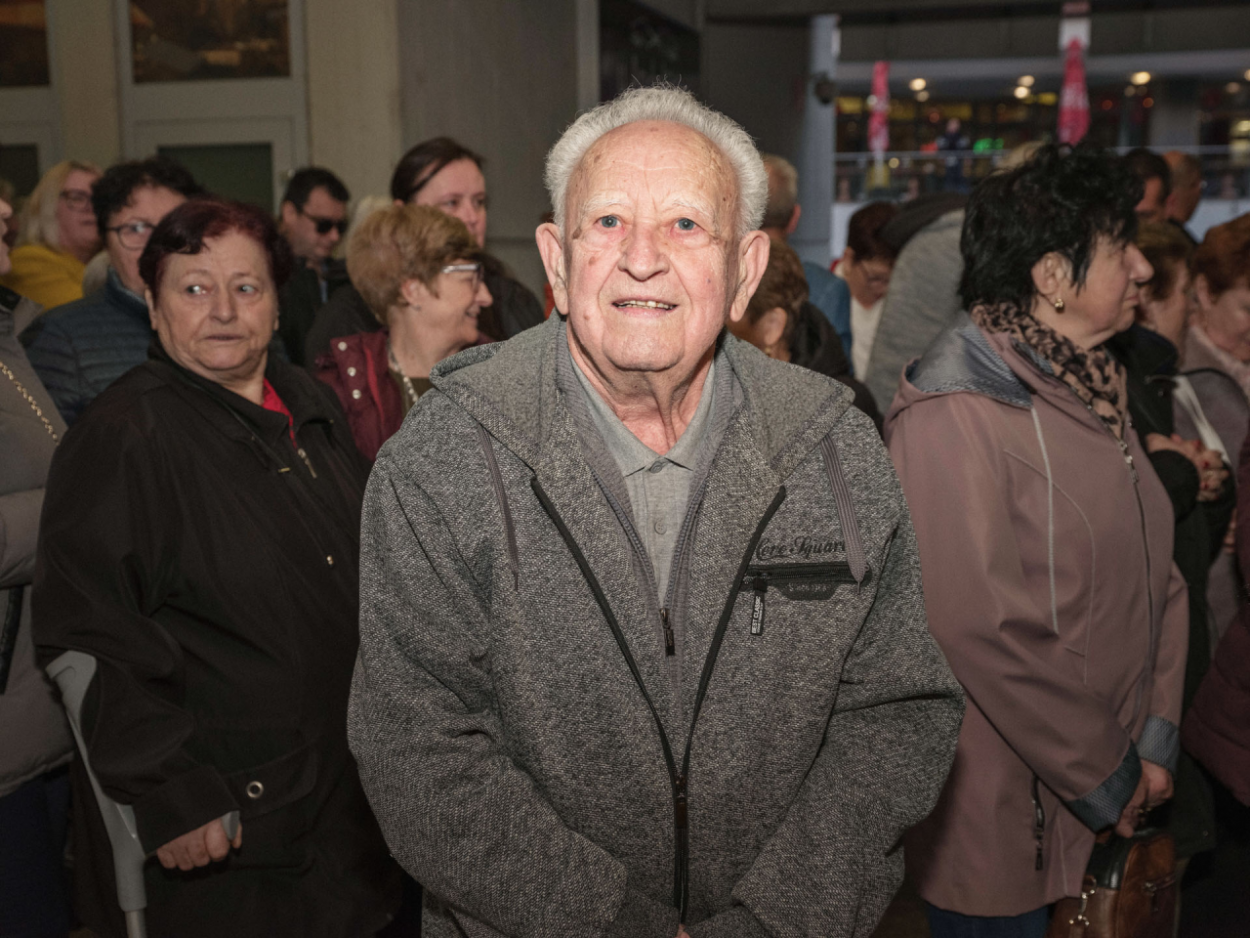 Milujeme svoje vnúčatá. Ale chceme 13. dôchodok. Anketa medzi voličmi Smeru na MDŽ