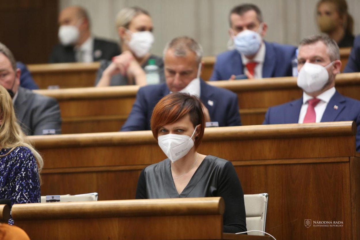 Poslanci odsúhlasili opätovné predĺženie núdzového stavu. Z 96 prítomných hlasovalo za 78, proti ich bolo 15