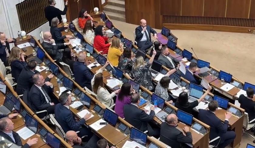 Za piskotu opozície schválili novelu Trestného zákona, poslanci sa v parlamente pobili