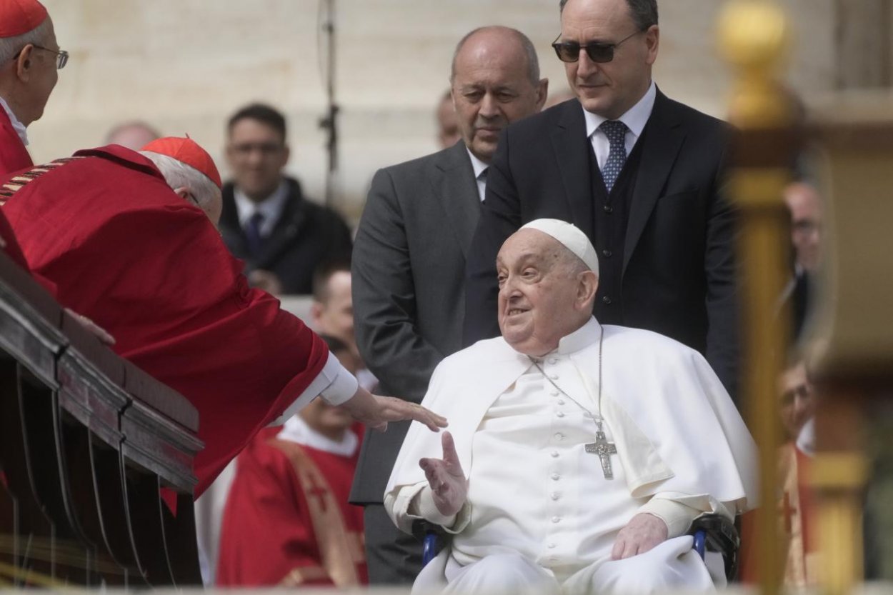 Pápež krátko zavítal na Námestie svätého Petra, po bohoslužbe zdravil veriacich