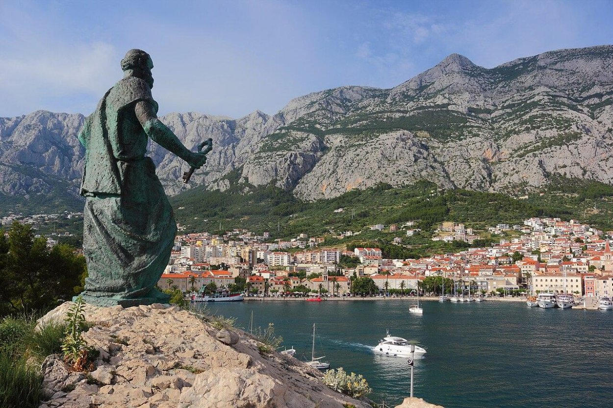 Makarská zakázala nočný predaj alkoholu v obchodoch, chce obmedziť výtržnosti turistov