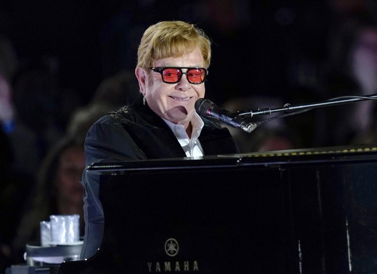 Seriálové a filmové tipy: Rozlúčka Eltona Johna aj pokračovanie Začarovaných