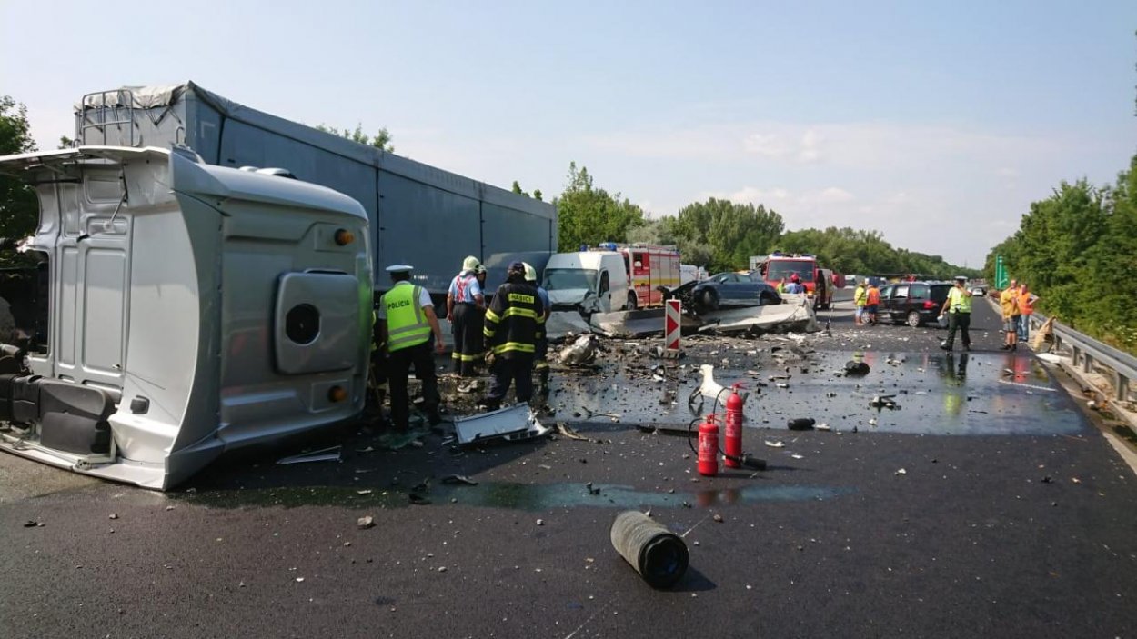 Na diaľnici D1 sa tvoria kolóny, prejazdná je len v jednom smere