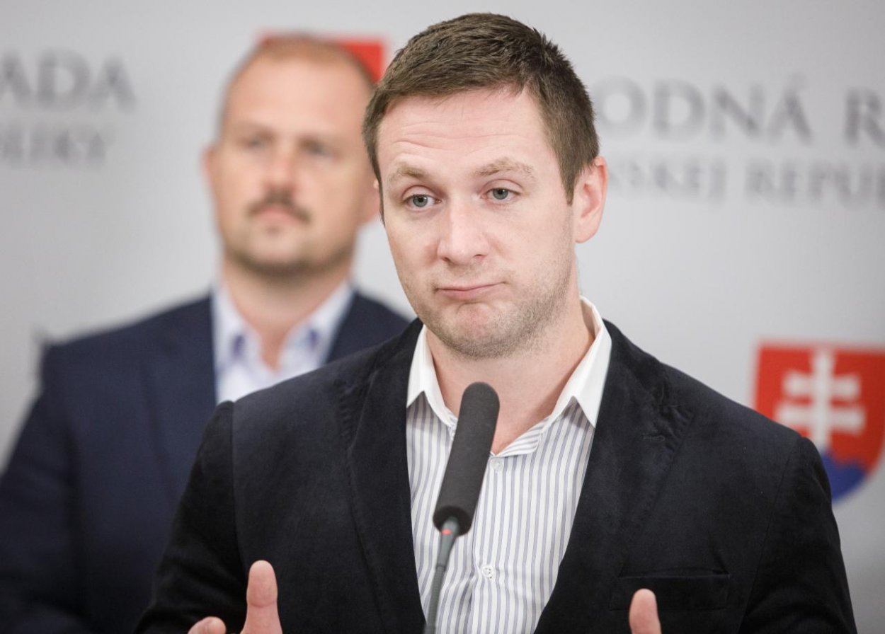 Europoslanec Milan Uhrík z ĽSNS sa nemieni transrodovej poslankyni z Belgicka ospravedlniť