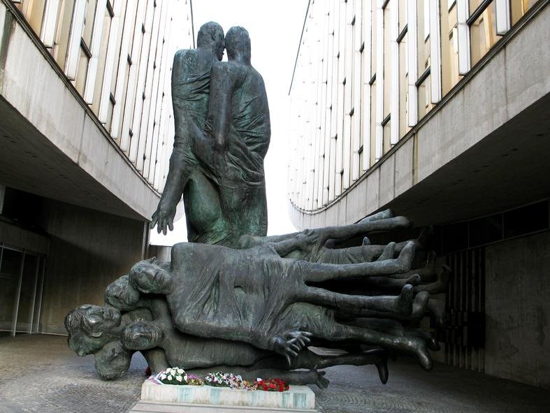 Do SNP sa zapojilo aj okolo 250 Poliakov