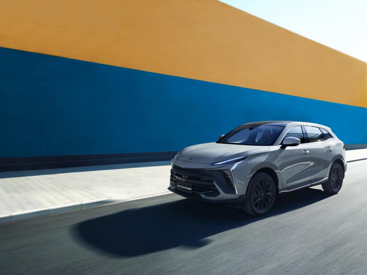 Čínske SUV a 7-miestne MPV sú teraz na Slovensku ešte lacnejšie. Dongfeng ponúka letné zľavy až do 4 000 eur