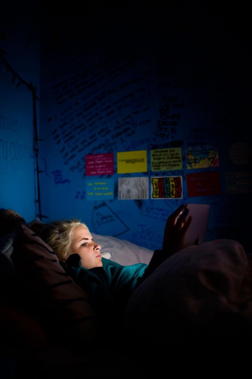 Zombie v modrej žiare