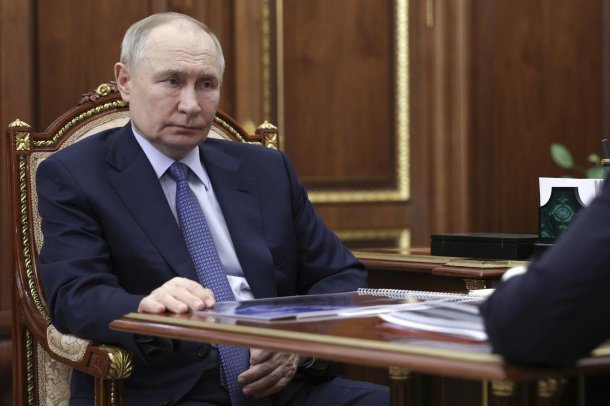 Po viac ako dvoch hodinách sa skončil telefonát Trumpa a Putina, detaily budú neskôr