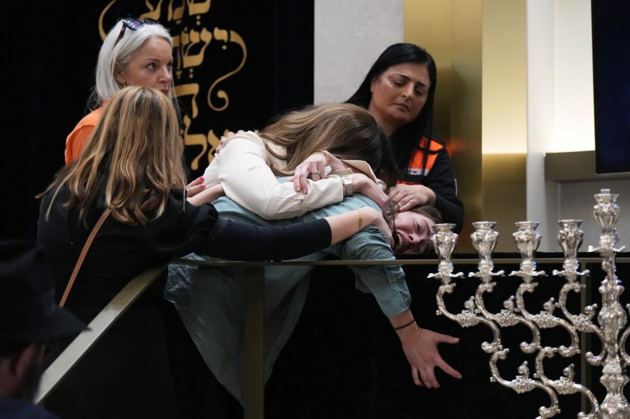 Austrálska polícia obvinila mladšieho útočníka zo Sydney z terorizmu a 15 vrážd