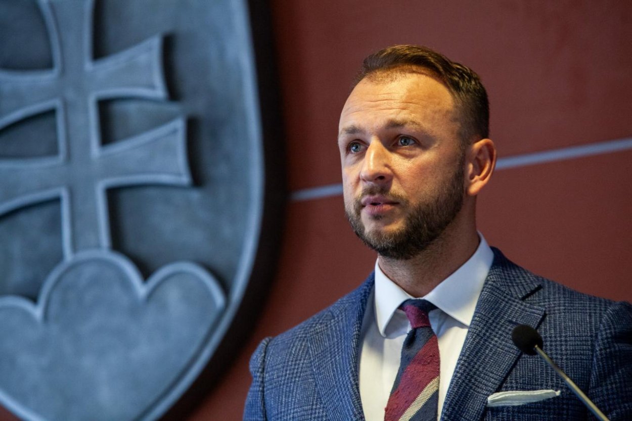 Hnutie Slovensko sa chce obrátiť na ÚVO pre zákazku na odevy pre policajtov