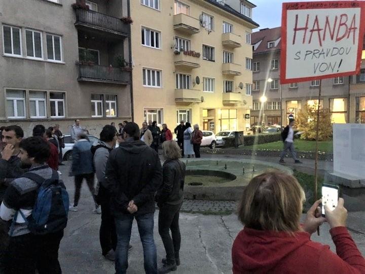 Prejavy z protestu v Banskej Bystrici: Pohár našej trpezlivosti pretiekol
