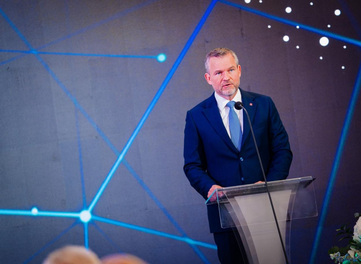 Pellegrini sa zatiaľ nedokázal vymaniť z tieňa koaličného prezidenta, uviedol Šimečka