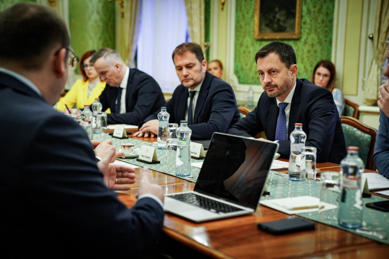 Premiér: V siedmich bodoch smerujeme s LOZ k dohode, zostáva to stáť na platoch