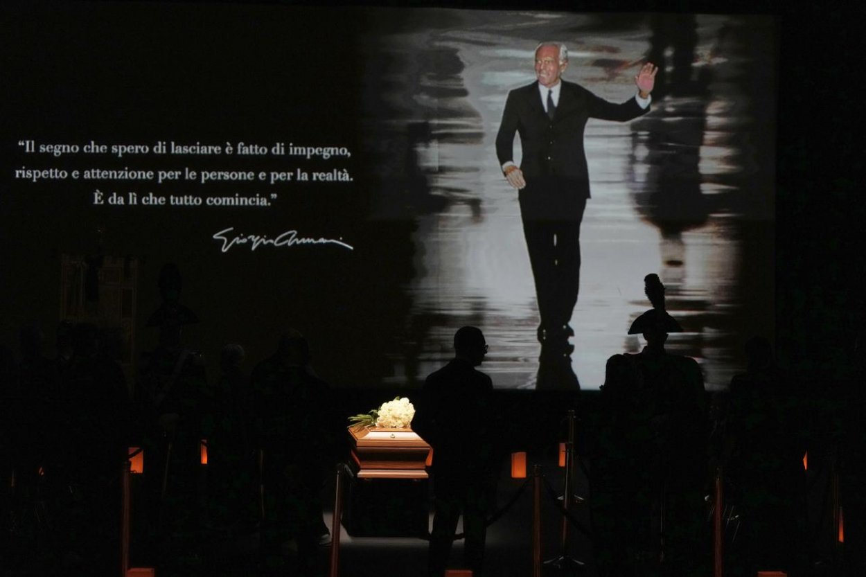 Tisíce ľudí prišli vzdať poctu módnemu návrhárovi Armanimu