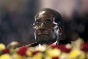 Posledný z veľkých diktátorov Robert Mugabe odstúpil z funkcie prezidenta