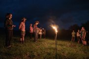 Nepredávajú keksíky ako vo filmoch a nevypília polovicu hory. Kto sú slovenskí skauti