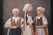Ľudia, krajina, život. Pátranie po zabudnutých príbehoch vpísaných do tradičných odevov