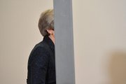 ﻿Briti vytrestali Mayovú za brexit