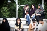 Nechceme byť druhoradým pohlavím, vravia mladé Iránky a skladajú z hláv moslimské šatky