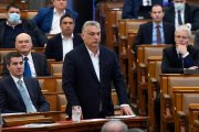 Orbán odstavil parlament, Lukašenko radí piť vodku. Autokrati zneužili koronavírus na posilnenie moci