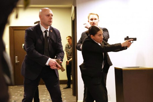 Udalosť dňa: Tajná služba po výstreloch evakuovala Trumpa z večere pre novinárov, podozrivý je vo väzbe