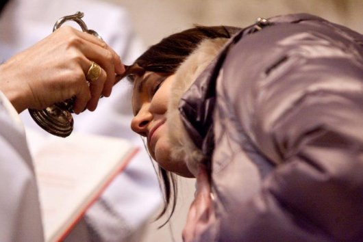 Katolíci dnes spomínajú na mŕtveho Krista, večer slávia veľkonočnú vigíliu