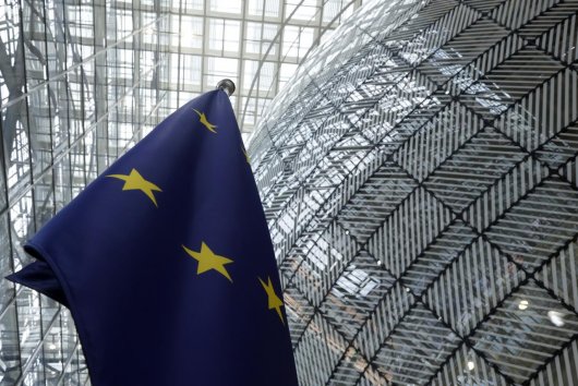 Únia predĺžila sankcie voči Rusku o týždeň, situáciu komplikujú Slovensko a Francúzsko