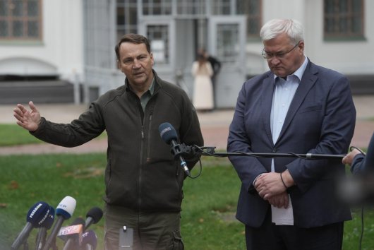 Po útoku na vlak na trati do Varšavy obvinil Sikorski Putina z eskalácie, minister vnútra ho označil za teroristický čin